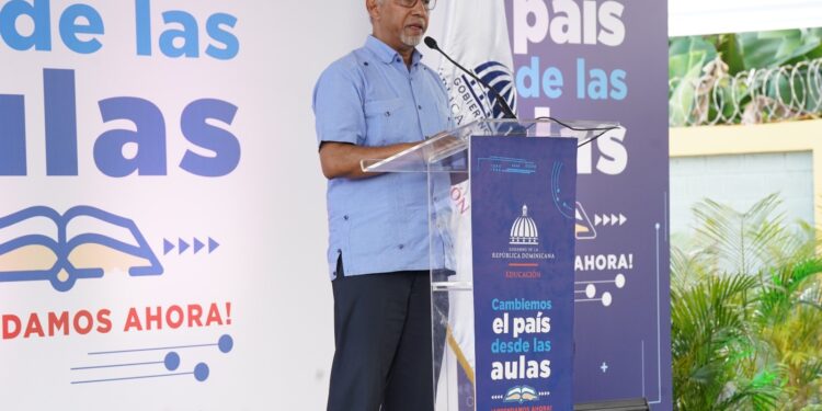 Ministro Hernández reitera importancia del proyecto “Escuelas abiertas y activas” para la integración de la familia a la escuela