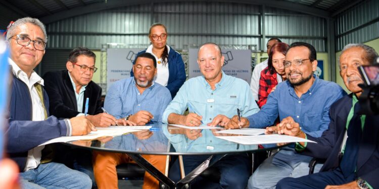 Ulises Rodríguez y más de 400 juntas de vecinos acuerdan trabajar por el desarrollo de Santiago