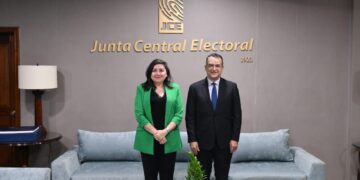 Presidente de la JCE recibe visita de Encargada de Negocios de la Embajada de los EE. UU. en RD