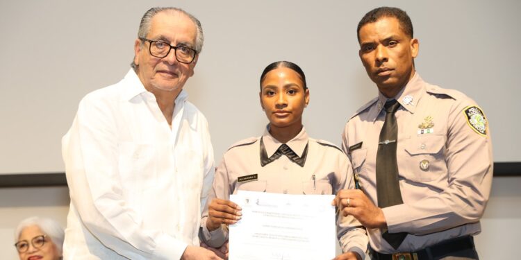 Gradúan policías en servicio con programa académico complementario