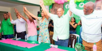 Alcalde Carlos Guzmán presenta formalmente 17 candidatos a regidores de la FP en SDN