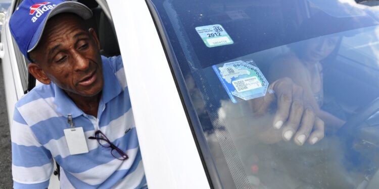 Más de 220 mil propietarios de vehículos no han renovado el marbete, según DGII