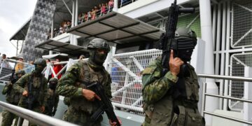 Liberan a 170 funcionarios penitenciarios que permanecían retenidos en Ecuador