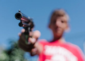 Detienen a un adolescente armado que intentó disparar a un profesor en Ecuador