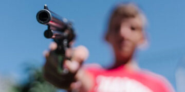 Detienen a un adolescente armado que intentó disparar a un profesor en Ecuador