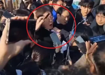 Corea del Sur: Apuñalan en el cuello al líder de la oposición