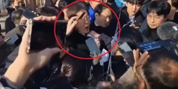 Corea del Sur: Apuñalan en el cuello al líder de la oposición