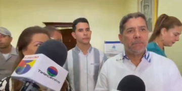 Le incautaron frutas y vegetales a Julio Iglesias por mosca del Mediterráneo