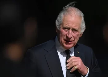 Ingresan a rey Carlos III para ser operado
