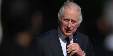 Ingresan a rey Carlos III para ser operado