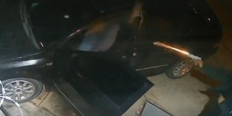 Sicarios matan a tiros a hombre en momentos en que se estacionaba