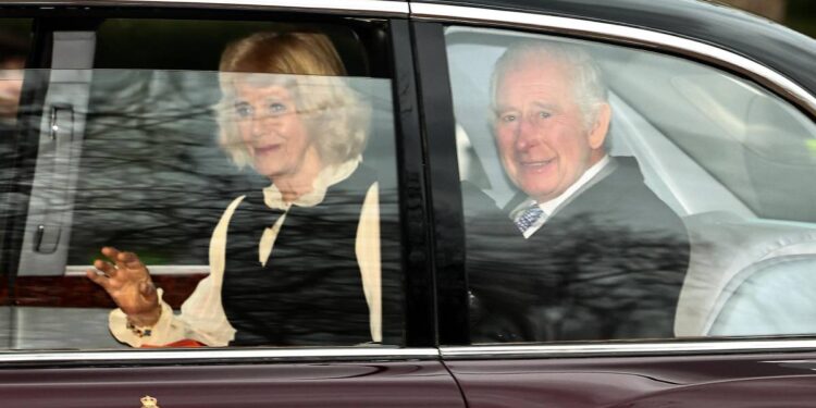 Carlos III regresa a Londres desde Sandringham para seguir su tratamiento contra el cáncer