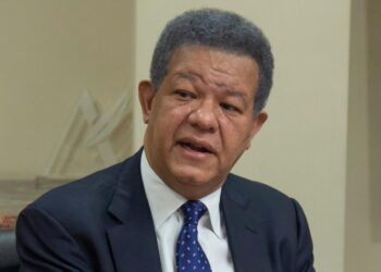 Leonel Fernández firma por la solución drenaje DN propuesto por Domingo Contreras