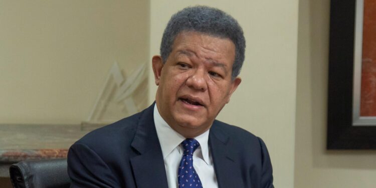 Leonel Fernández firma por la solución drenaje DN propuesto por Domingo Contreras