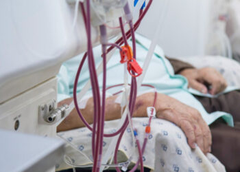 Pacientes dependen de diálisis y fármaco costoso para vivir