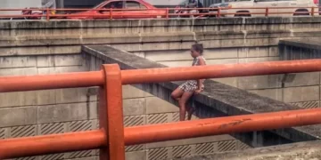 Mujer intenta lanzarse del desnivel de la 27 de Febrero