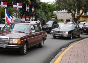 Invitan disfrutar el domingo exhibición y desfile autos antiguos