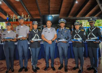 PN entrega 198 laptops y manuales de doctrina policial a los futuros oficiales de la institución