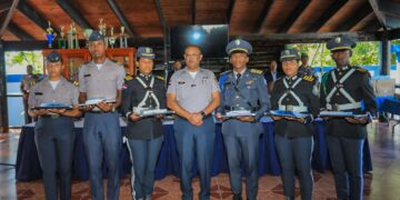 PN entrega 198 laptops y manuales de doctrina policial a los futuros oficiales de la institución