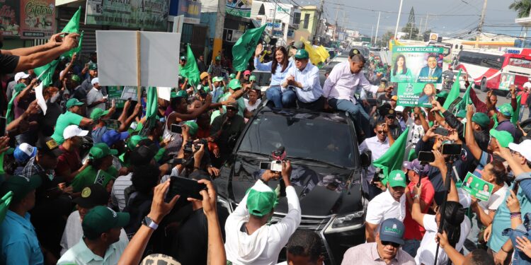 Leonel recorre municipios de la región Este en apoyo a candidatos de la FP y aliados