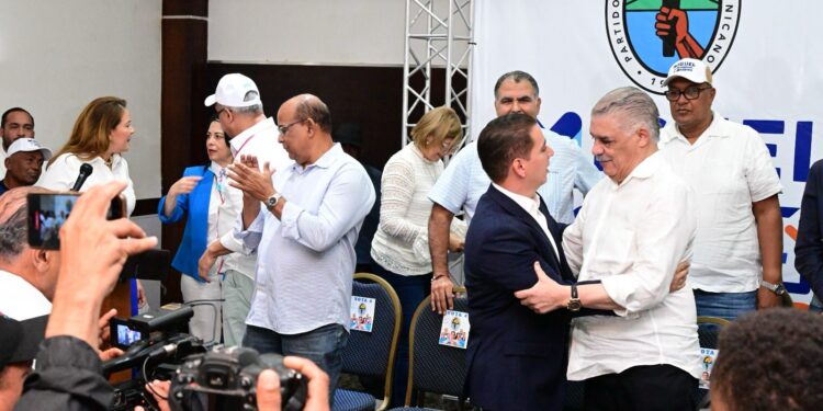 Miguel Vargas: “Víctor Fadul es garantía de que el retroceso disfrazado de ‘cambio’ no impacte a Santiago”