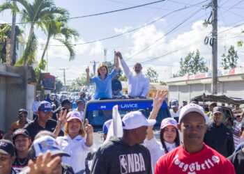 Raquel Peña recorre con candidatos municipales del PRM la provincia Duarte