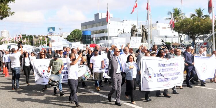 Miembros Colegio Notario marchan en reclamo retención fondos en Procuraduría