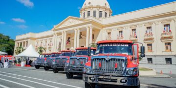 Sistema 911 entrega 11 nuevos camiones a Cuerpos de Bomberos