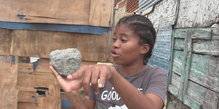 Mujer que quedó sin dientes por pedrada en Azua, recibe ayuda