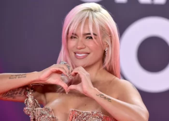 Karol G celebra su cumpleaños 33 lanzando su nueva canción “Contigo”