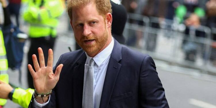 Príncipe Harry llega a Londres tras diagnóstico de cáncer del rey Carlos III