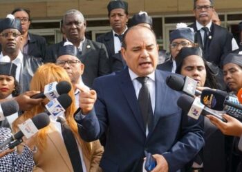 Abogados denuncian desvió de 2,040 millones de bonos navideños