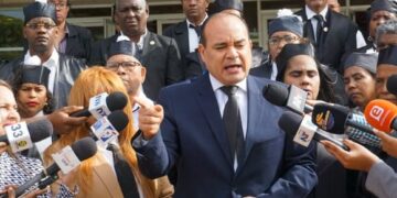 Abogados denuncian desvió de 2,040 millones de bonos navideños