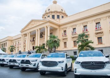 Gobierno entrega 47 camionetas a instituciones de rescate y seguridad