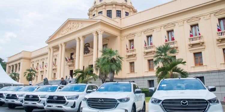 Gobierno entrega 47 camionetas a instituciones de rescate y seguridad