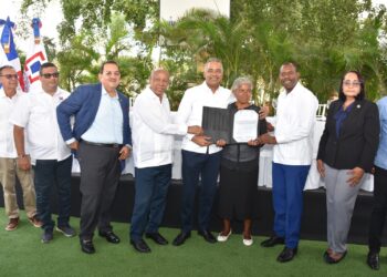 Gobierno entrega títulos definitivos a 275 beneficiarios en Hato Mayor