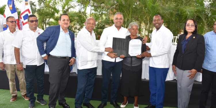 Gobierno entrega títulos definitivos a 275 beneficiarios en Hato Mayor