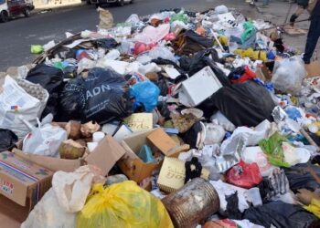 Denuncian personas lanzan basura en calles de Prado Oriental pese a que pasa el camión recolector