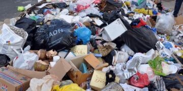 Denuncian personas lanzan basura en calles de Prado Oriental pese a que pasa el camión recolector