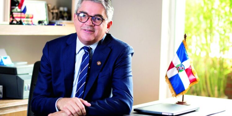 Ministerio de Educación presenta "Seguimos a mil" para apoyar a las familias con estudiantes en escuelas públicas