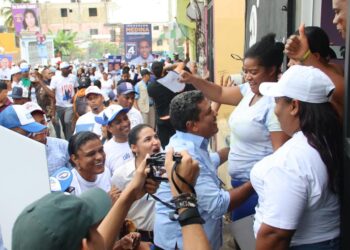 El candidato a alcalde Junior Santos realiza "multitudinario mano a mano" en la  zona Sur de Los Alcarrizos