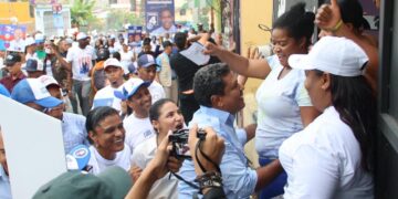 El candidato a alcalde Junior Santos realiza "multitudinario mano a mano" en la  zona Sur de Los Alcarrizos