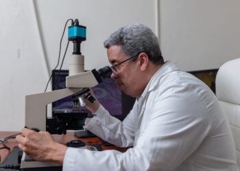 A propósito el Día Mundial contra el cáncer, patólogo sostiene falta mucho en esta lucha en el país