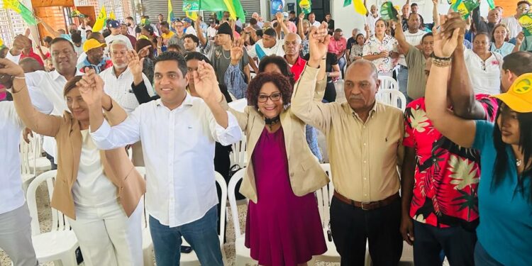 Frente Amplio oficializa candidatura a Kelvin Cruz en Ayuntamiento de La Vega
