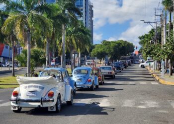 Cientos de capitaleños disfrutan de exhibición y desfile autos antiguos