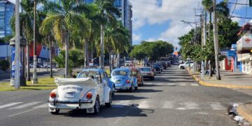 Cientos de capitaleños disfrutan de exhibición y desfile autos antiguos