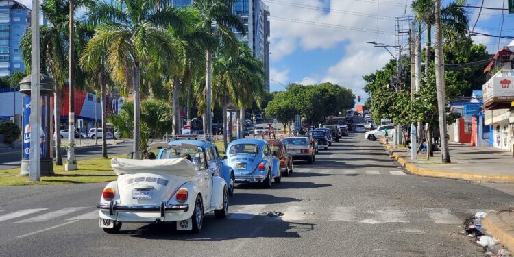 Cientos de capitaleños disfrutan de exhibición y desfile autos antiguos
