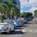 Cientos de capitaleños disfrutan de exhibición y desfile autos antiguos