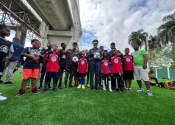 Director Policía Nacional y Policía Comunitaria, participan  importante encuentro deportivo sector Los  Guandules