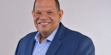 Encuesta revela que Carlos Guzmán ganaría elecciones municipales con 54.5% frente a un 37.5% de Betty Gerónimo